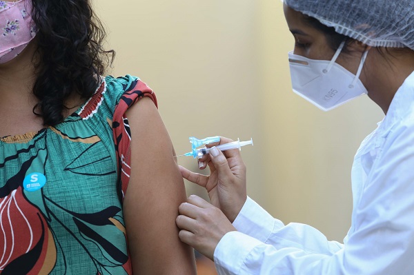 Vacinação em Minas: 500 cidades não registram mortes por coronavírus há um mês