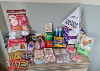 Uma adolescente e um jovem de 18 anos são detidos, acusados de furto