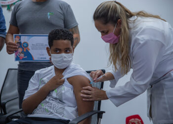 Pedro Lucas, de 10 anos, é a primeira criança vacinada contra a Covid-19 em Araxá