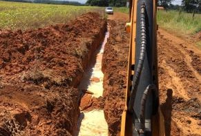 Abertura de valetas minimiza atoleiros em estradas vicinais de Patos de Minas