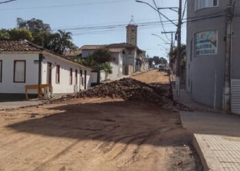 Bloquetes da Rua José Augusto Chaves, em Bambuí, estão sendo trocados
