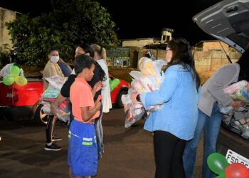 Servidores de Tapira recebem cartões de Vale Alimentação de R$ 200