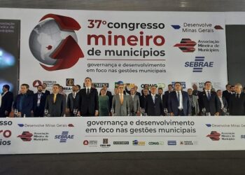 Servidores de Tapira recebem cartões de Vale Alimentação de R$ 200