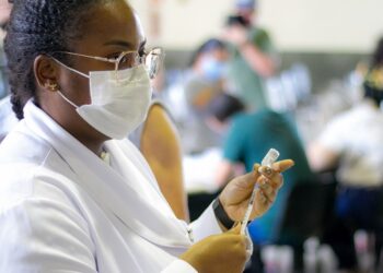 Dínamo promove palestra sobre a importância do trabalho em equipe para alunos do projeto Lobinho