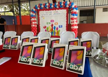 Educação conectada: tablets são entregues a alunos da rede municipal de Patos de Minas