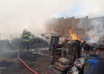 Bombeiros de Araxá controlam incêndio em depósito de recicláveis no Bairro Mangabeiras