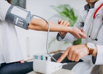 Vagas para auxiliares, motoristas e técnicos de laboratório e de enfermagem abertas em Araxá