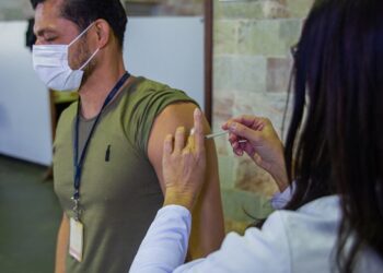 Saúde convoca população 18+ para vacinação contra Covid-19 nesta segunda