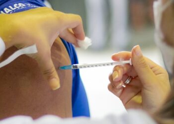 Vacinação contra a Covid acontece em horário estendido nesta quarta em Araxá