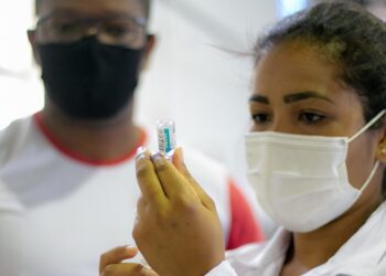 Unicentro funciona em horário estendido para atualização contra a Covid nesta quinta-feira