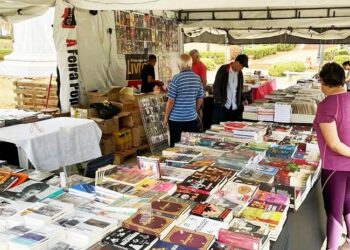 Feira Popular do Livro abre espaço para exposição de escritores de Araxá
