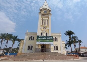 Nova pintura externa ressalta a beleza arquitetônica da Igreja Matriz em Araxá