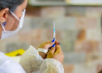 Vacinação Itinerante contra Covid no Calçadão faz repescagem para 18+ e convoca 40+ para quarta dose