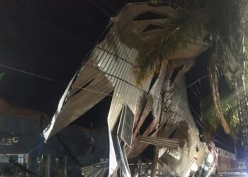 Chuva forte derruba telhado de loja em Perdizes e atinge a rede elétrica