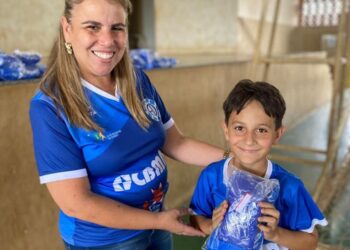 Alunos do projeto Lobinho Transformando Vidas, em Araxá, recebem uniformes