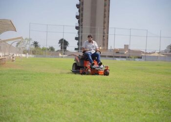 Trator cortador de grama é adquirido para manutenção dos campos de futebol de Araxá