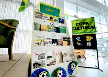 Biblioteca Pública de Araxá cria mostra e ponto de troca de figurinhas da Copa do Mundo 2022