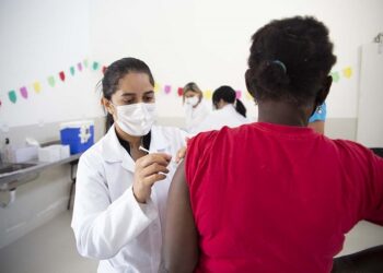 Araxá vacina público 12+ contra Covid em horário diferenciado nessa segunda-feira