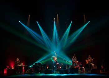 Indicada ao Grammy, Ana Cañas reinventa Belchior no palco do FestNatal Araxá