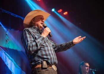 `Parabéns, Araxá´: Sérgio Reis comemora os 157 anos da cidade com grande show no FestNatal