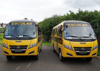 Novos ônibus e vans entregues em Araxá para ampliação do transporte escolar