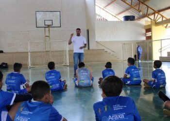 Alunos do projeto Lobinho recebem palestra sobre a importância do esporte na formação das pessoas