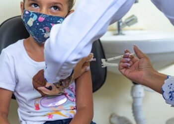 Araxá vacina crianças a partir de 6 meses a menores de 3 anos contra Covid nesta quarta