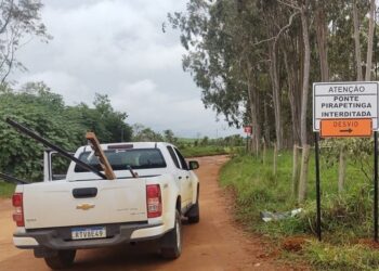 Ponte sobre o Ribeirão Pirapetinga está interditada; usuários devem utilizar desvio