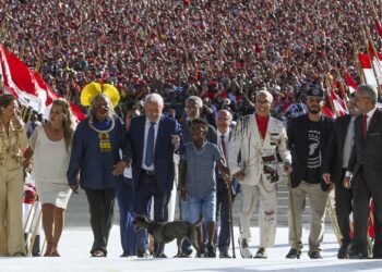 Presidente Lula sobe a rampa do Planalto e recebe faixa presidencial da diversidade brasileira