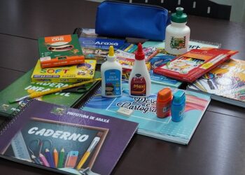 Mais de 12.200 kits de material escolar são entregues para alunos da Rede Municipal em Araxá