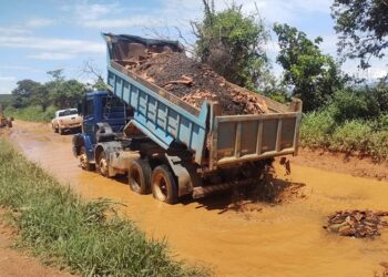 Manutenção de estradas rurais na região de Araxá intensificada com quatro frentes de trabalho