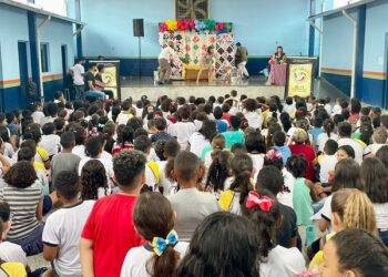Tri Ciclo Espetáculos apresenta peça que homenageia Chico Buarque em escolas de Araxá