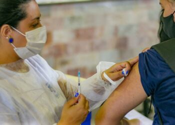 Saúde em Araxá convoca população de 12 a 59 anos para vacina monovalente contra Covid