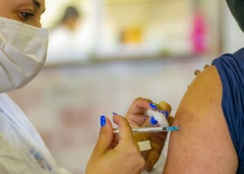 Aplicação da vacina bivalente contempla profissionais da saúde nesta segunda em Araxá