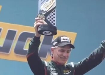 Com ajuda mineira, Felippe Giaffone entra para a história da Copa Truck