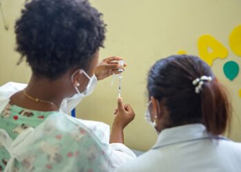 Aplicação da vacina bivalente contempla população 60+ nesta segunda em Araxá