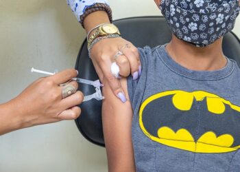 Saúde convoca população de 12 a 59 anos para vacina monovalente contra Covid nesta terça