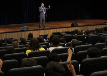 Colégio São Domingos amplia debate sobre bullying e cyberbullying envolvendo pais, alunos e professores na discussão