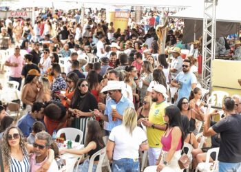 Queima do Alho antecipa animação do Araxá Rodeio Show e leva 3 mil pessoas ao Parque de Exposições