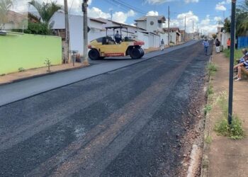 Rua do Bairro Leblon, no Setor Oeste de Araxá, recebe recapeamento asfáltico após 20 anos