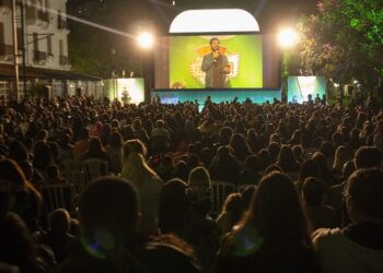 Cine Família na Praça volta a Araxá trazendo experiência de cinema a céu aberto