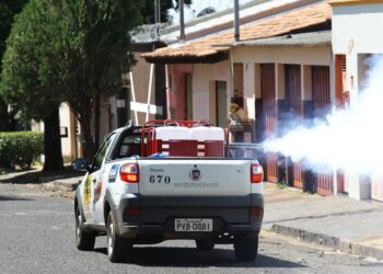 Quatro bairros de Patos de Minas recebem carro do fumacê contra a dengue a partir dessa sexta-feira