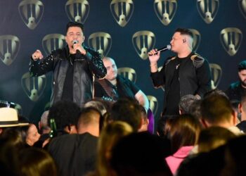 Vitor & Versol: novo fenômeno do sertanejo grava DVD memorável em Minas Gerais