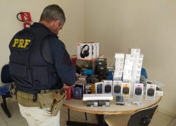 Descaminho: PRF apreende Iphones 14, Drone, Bebidas e Perfumes em Araxá