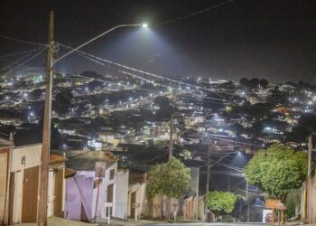 Iluminação de LED já foi implantada em mais de 30 bairros de Araxá