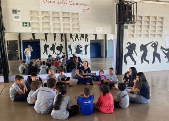 Estudantes realizam projeto de confecção de brinquedos recicláveis com crianças em vulnerabilidade social, em Uberlândia