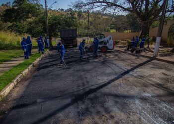 Quatro frentes de trabalho executam a Operação Tapa-Buracos em todos os setores de Araxá