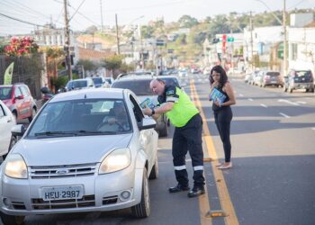 Settrans realiza blitze educativas para orientar mudanças no trânsito da avenida Senador Montandon