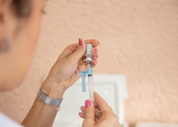 Araxá aguarda envio de doses da vacinação monovalente para adolescentes e adultos