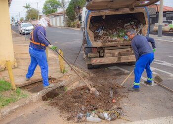 Limpeza preventiva de bueiros é feita em todos os setores de Araxá